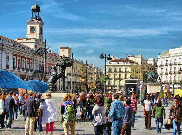 Carmena will put benches at Puerta del Sol and will move the statues to gain space Noticia